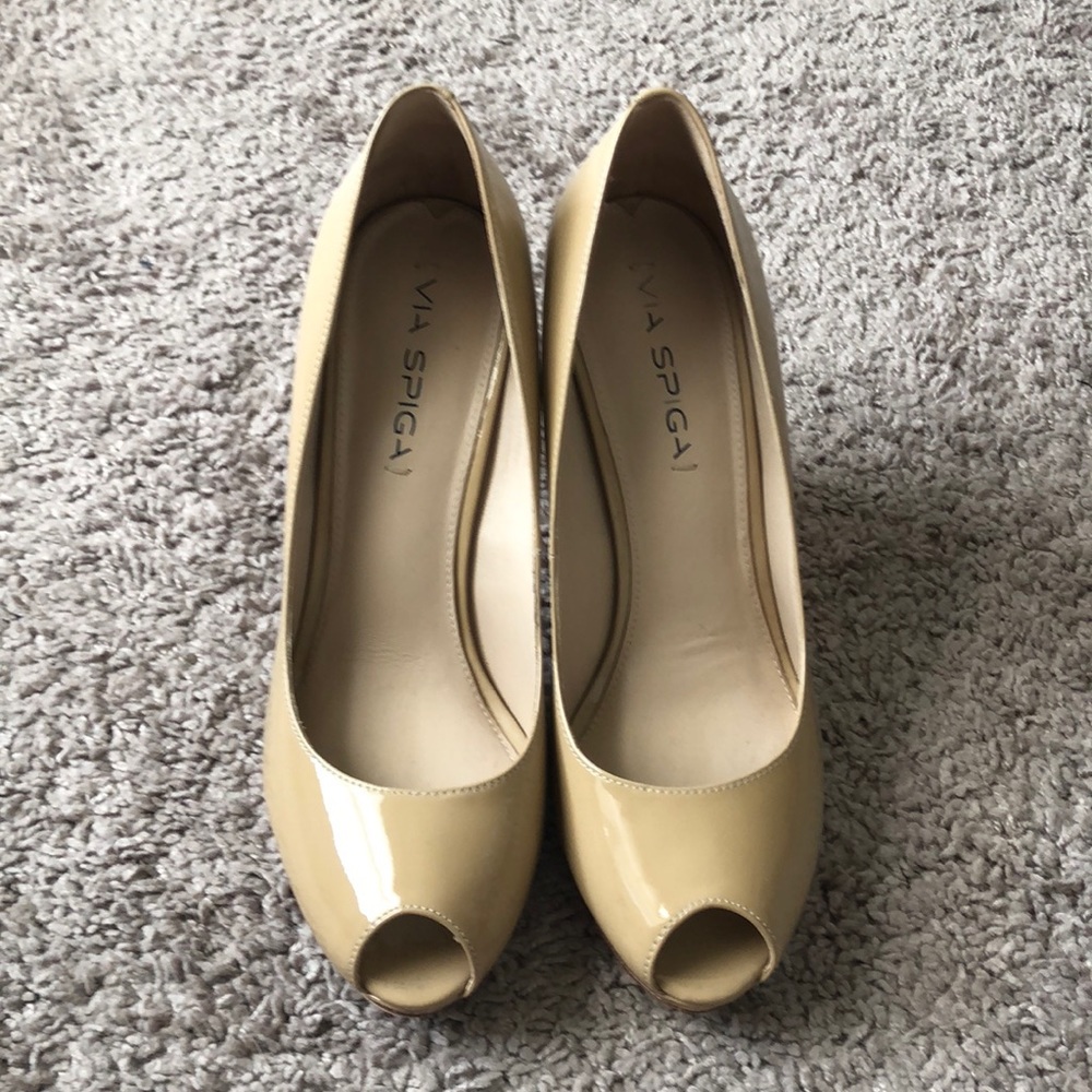 Via Spiga tan leather peep toe heels